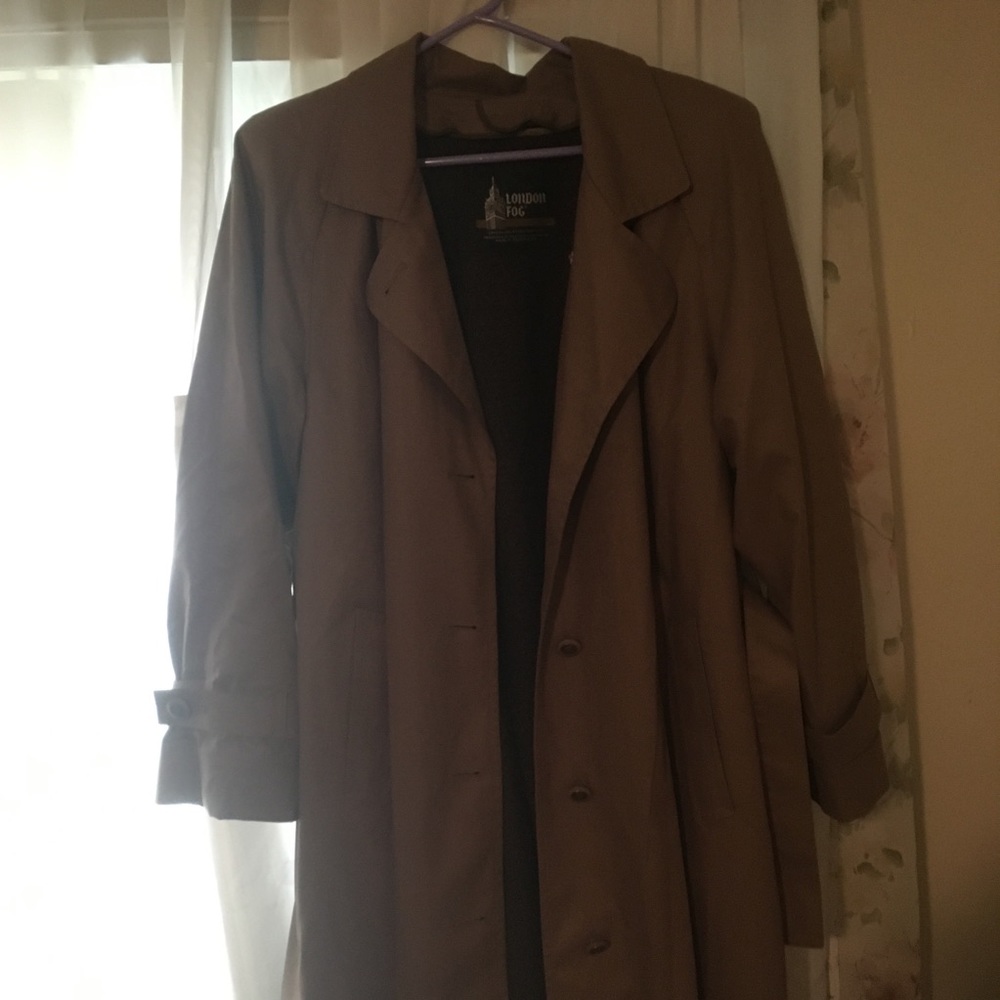 Beige Trench coat 🧥